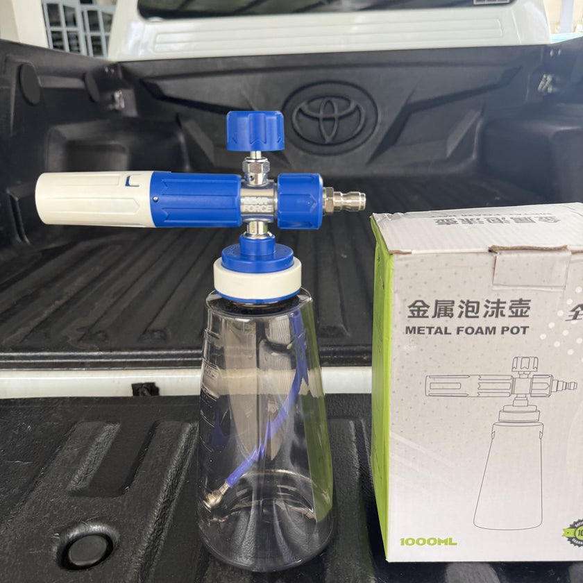 PA 金属泡沫壶和 1 L 透明瓶身，旁边是它的包装盒