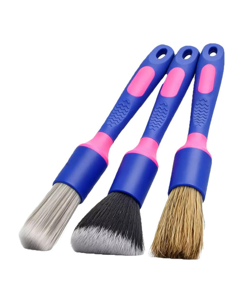 Set berus detailing Bubble Master: tiga berus dengan pemegang biru, genggaman merah jambu dan kepala bulu yang berbeza