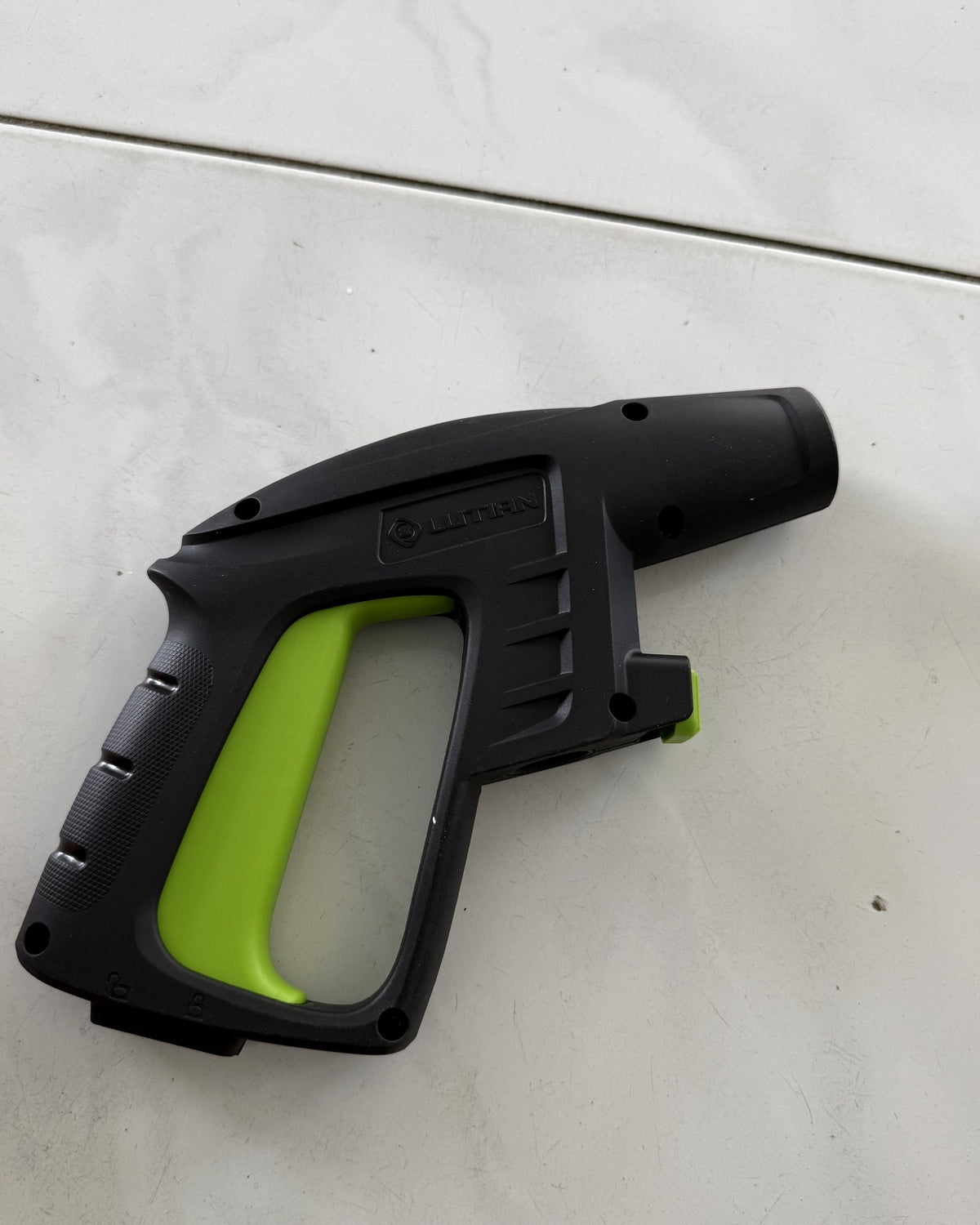 Spray gun included with the F4