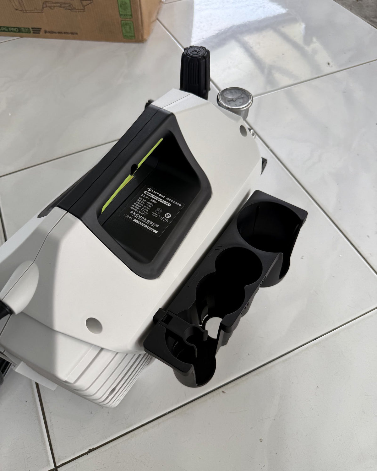 P6 Pro from above: carry handle, gun holder and hose reel mount